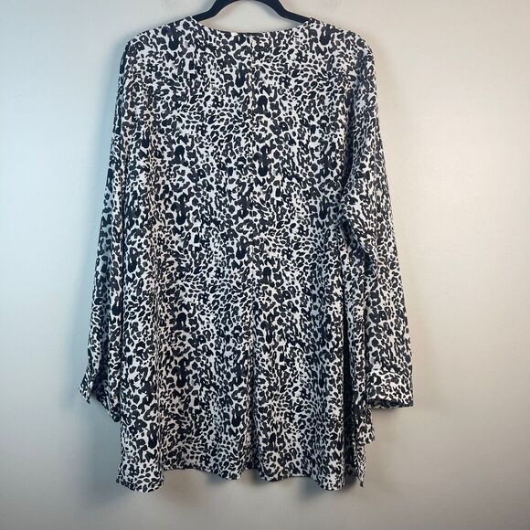 EVRI Top Women's 1X Black White Animal Print V-Neck Long Sleeve Blouse Mature - Picture 2 of 8
